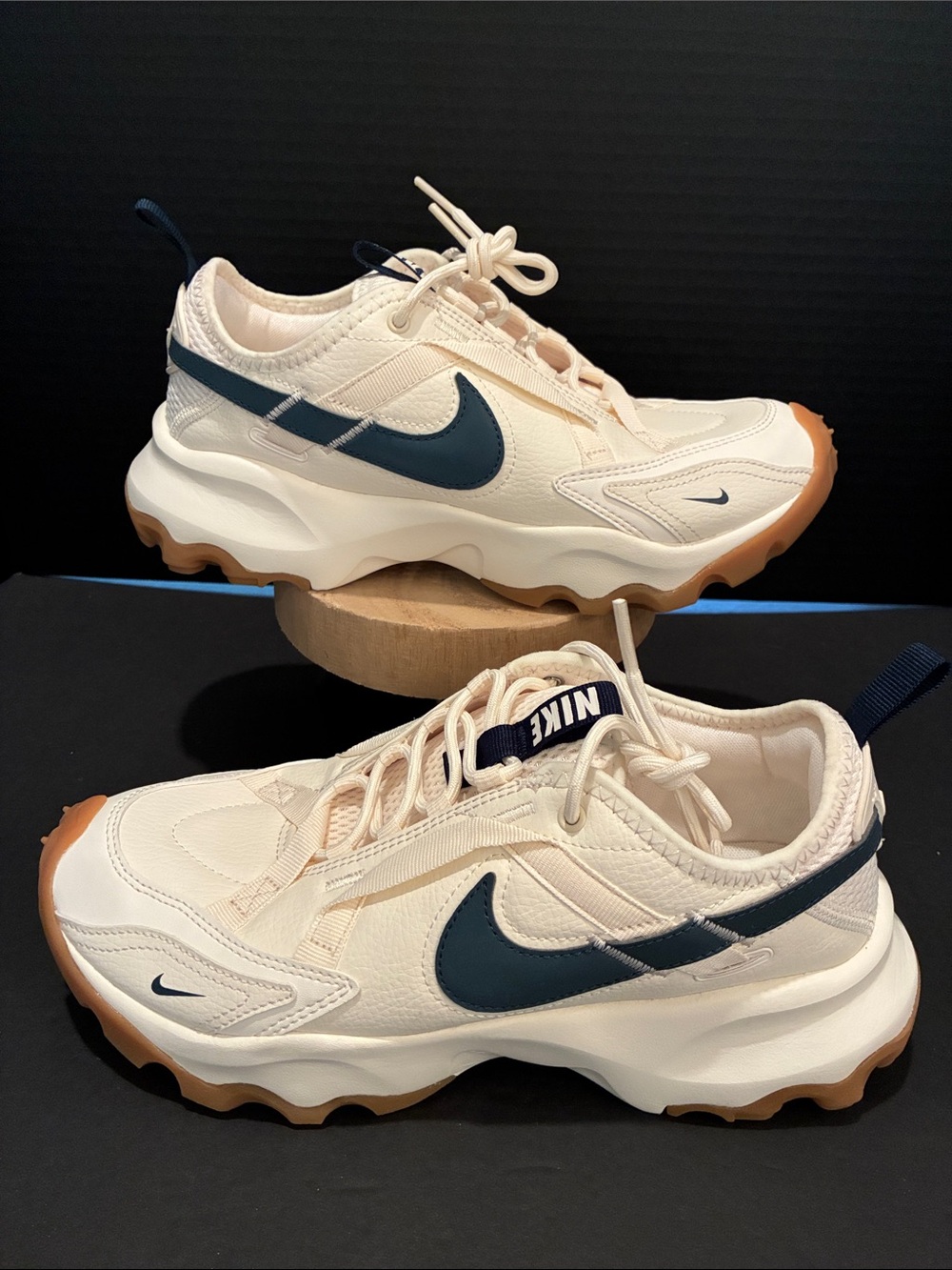 Nike Women's TC 7900
Sneakers Pale Ivory Armory
Navy Size 8.5